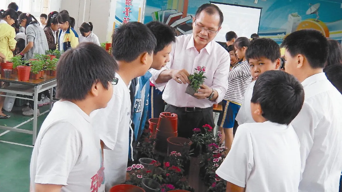 準備花海節義賣 育人學童育花苗