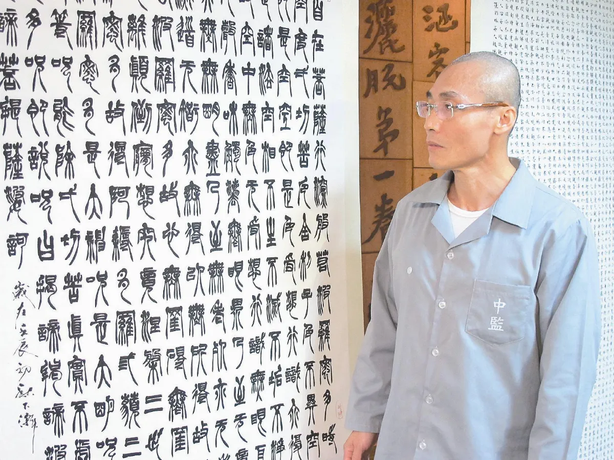 槍擊要犯揮毫畫佛 開美展重生