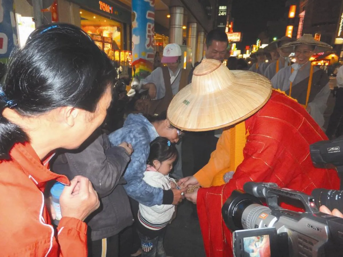叢林生活行腳托缽殊勝行