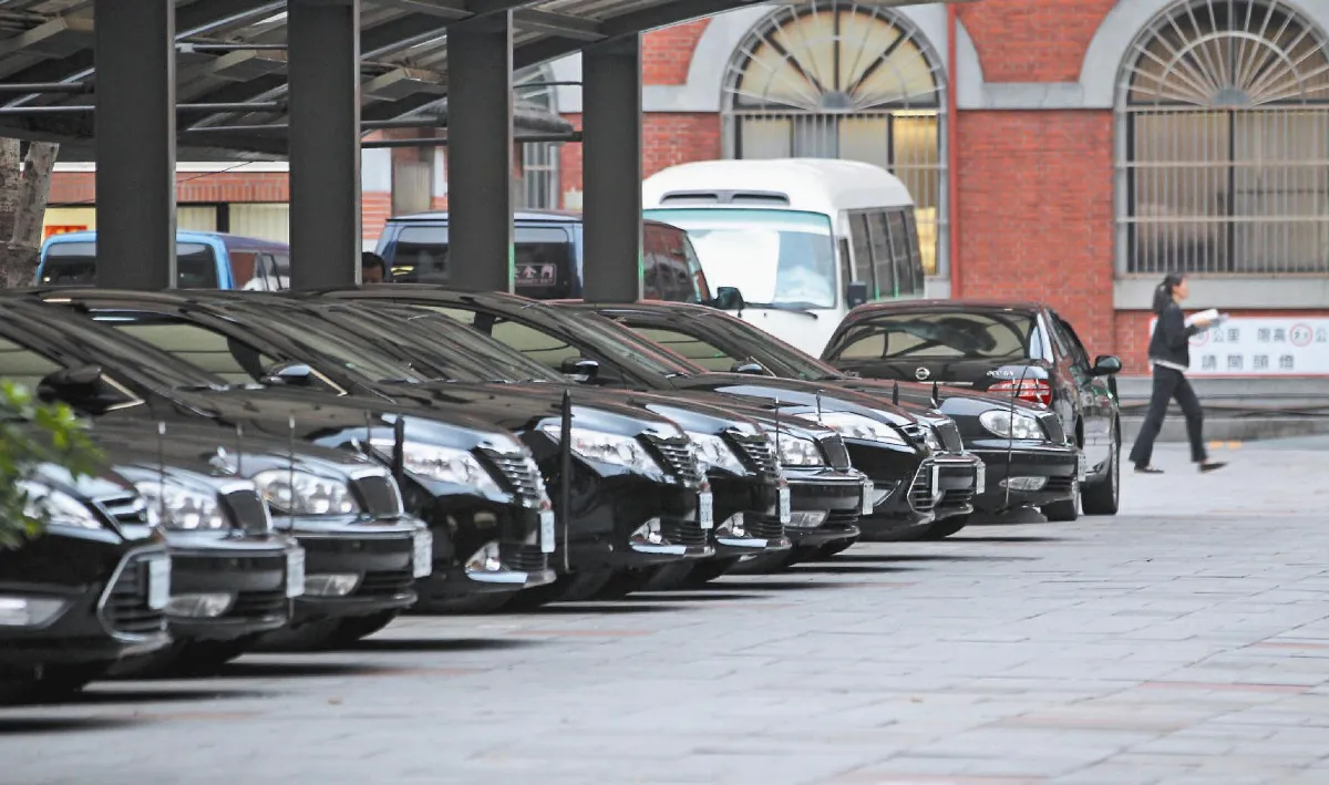 立委左批監委車 右砍政院特別費