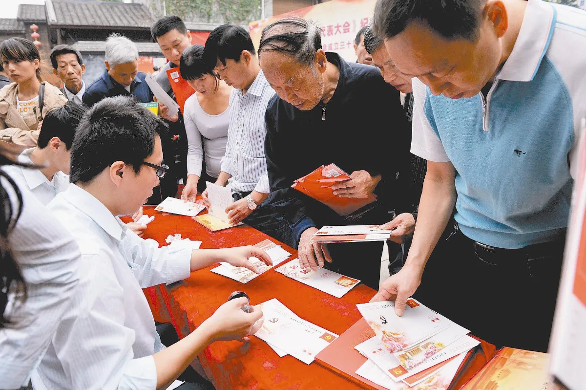 福州民眾  搶購紀念郵票