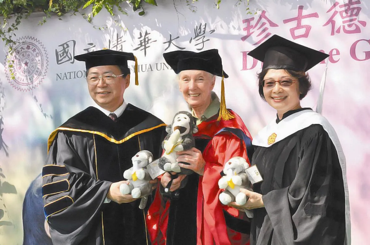 獲頒名譽博士 珍古德猩猩語問好