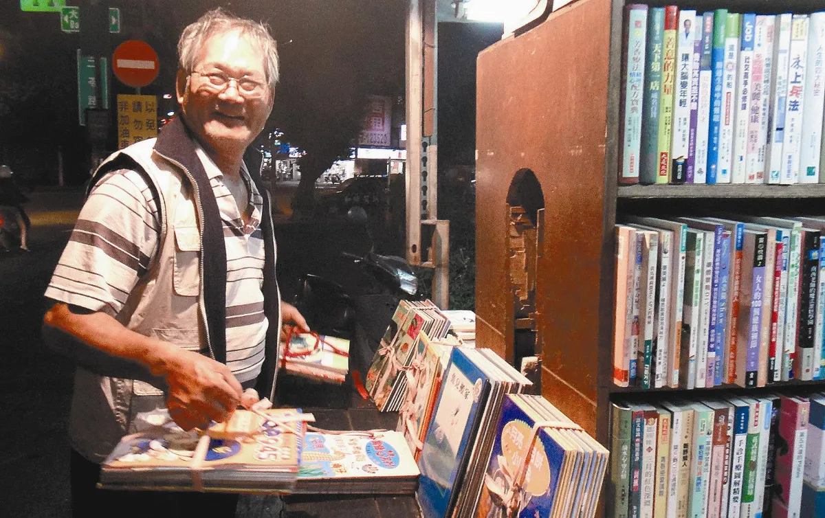 載書趴趴走 陳朝霖擺攤30年