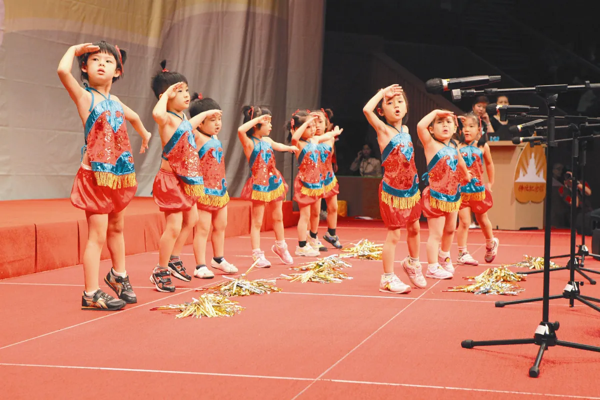 英文吟李白靜夜思 讀經比創意