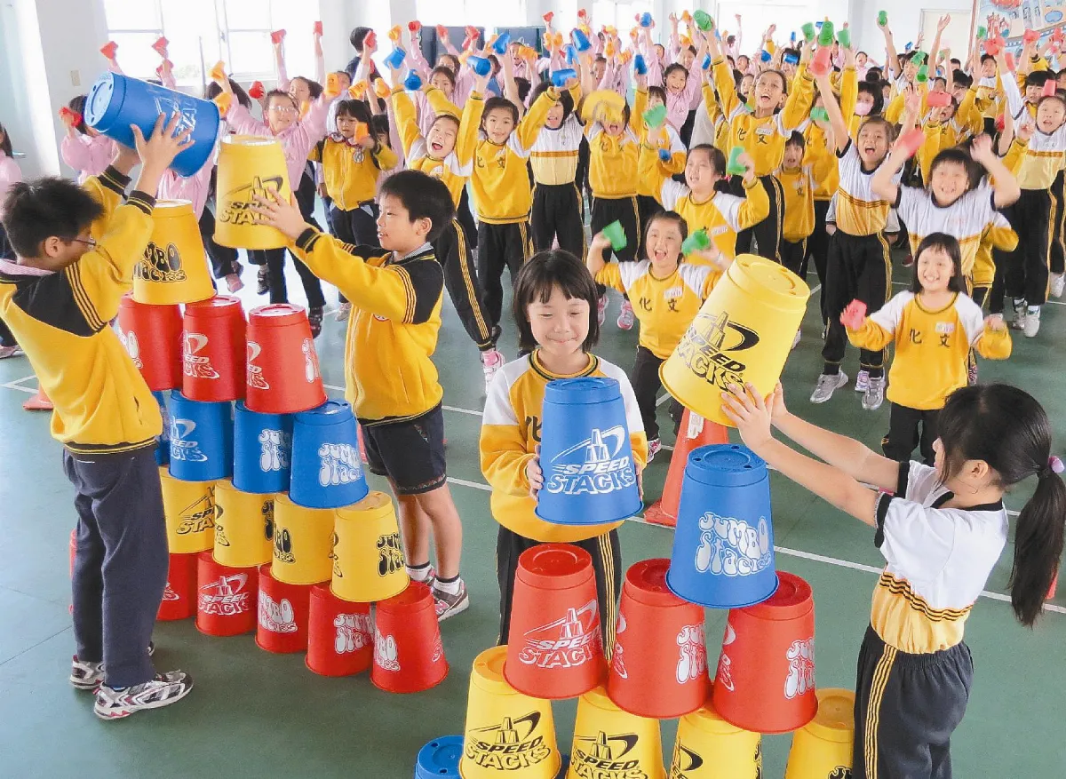 全球同日玩疊杯 台灣3600人參與 淡水文化國小人最多