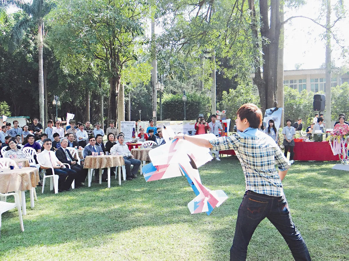 飛機跳舞迎校慶
