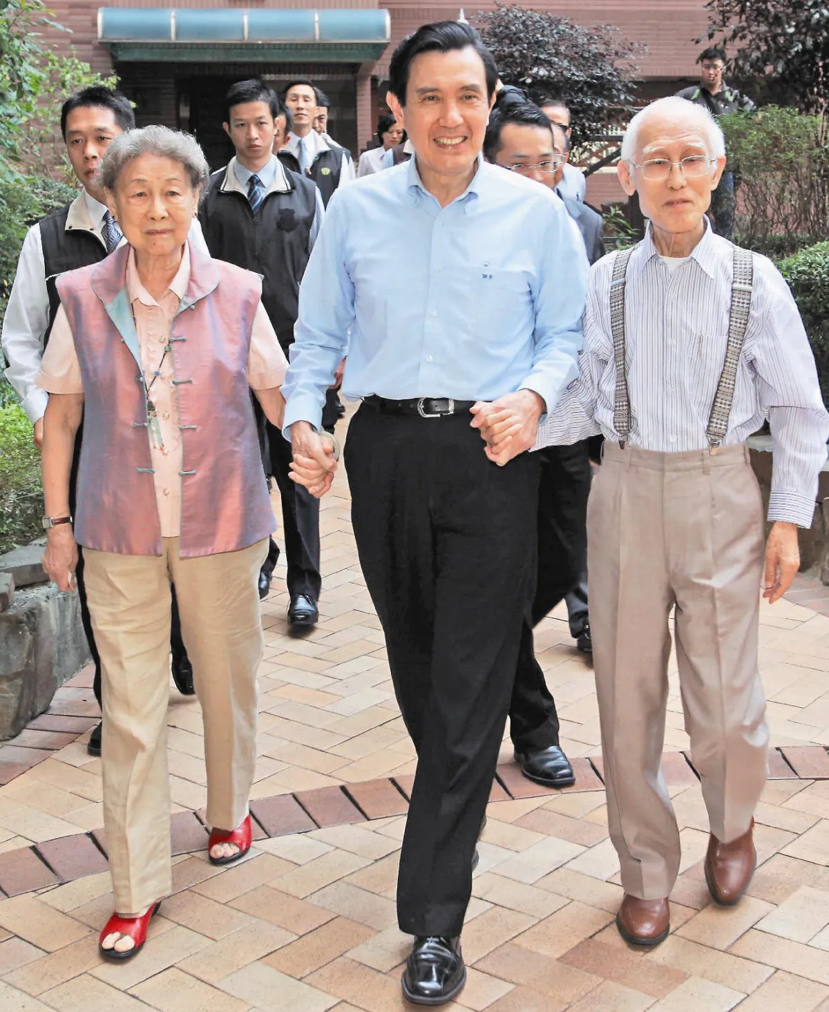 總統到訪 大師打氣余光中：Bumbler是踏實負責