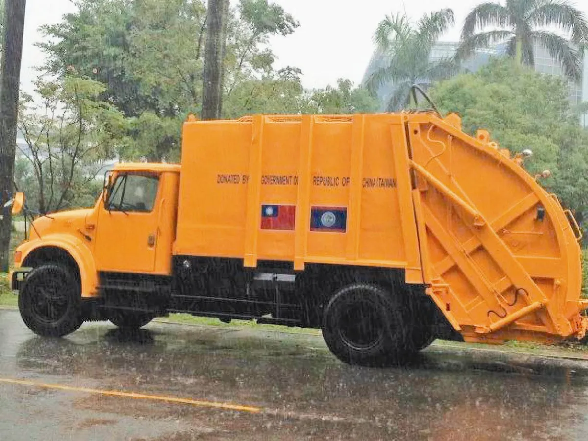 回春垃圾車  貝里斯做外交