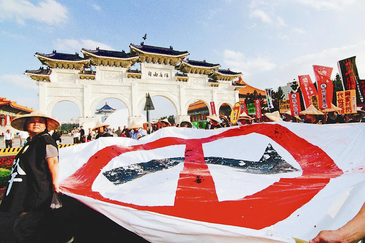 秋鬥向左轉 勞工蛋擲總統府