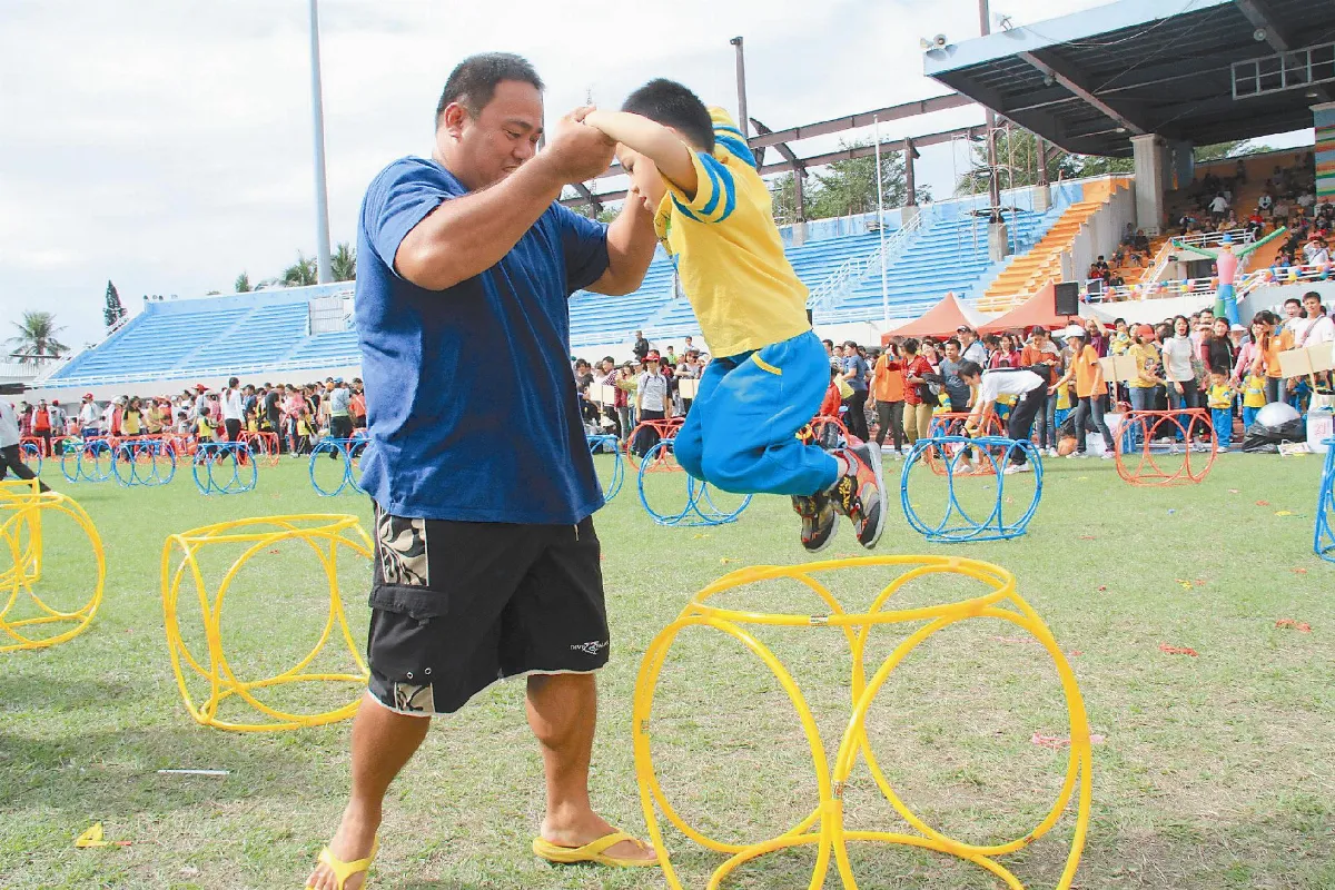 親子運動會 幼童賣力玩