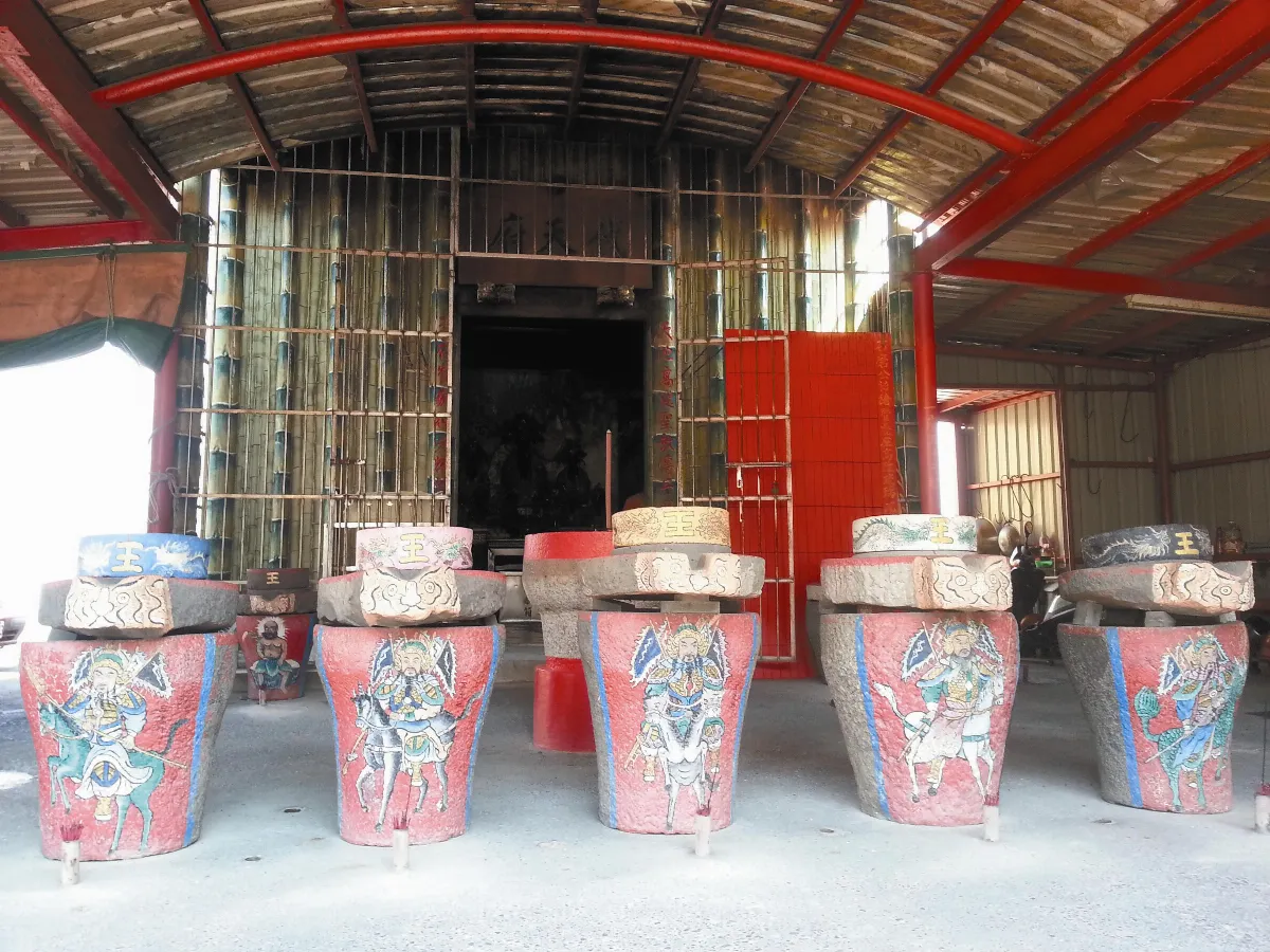 林邊鄉普龍殿超吸睛神將穿彩繪蓑衣、戴斗笠 供奉108石磨神明