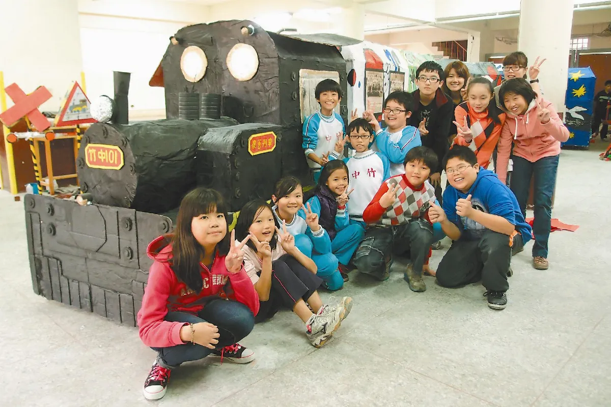 竹中懷舊列車 101個廢紙箱打造