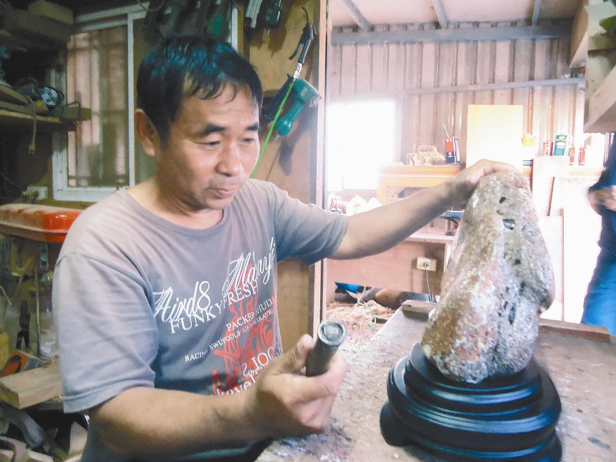 顏強隆製木座 襯托美石丰采