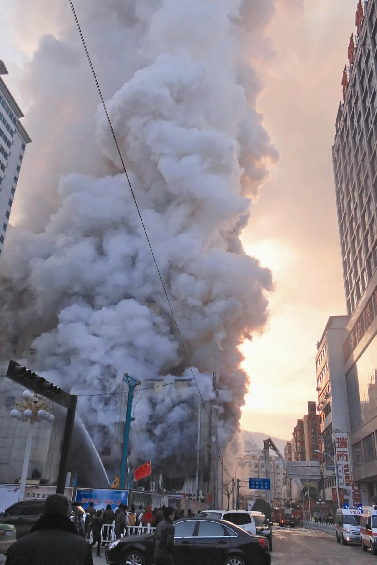 延燒近8小時   陝西大廈失火 16人嗆傷