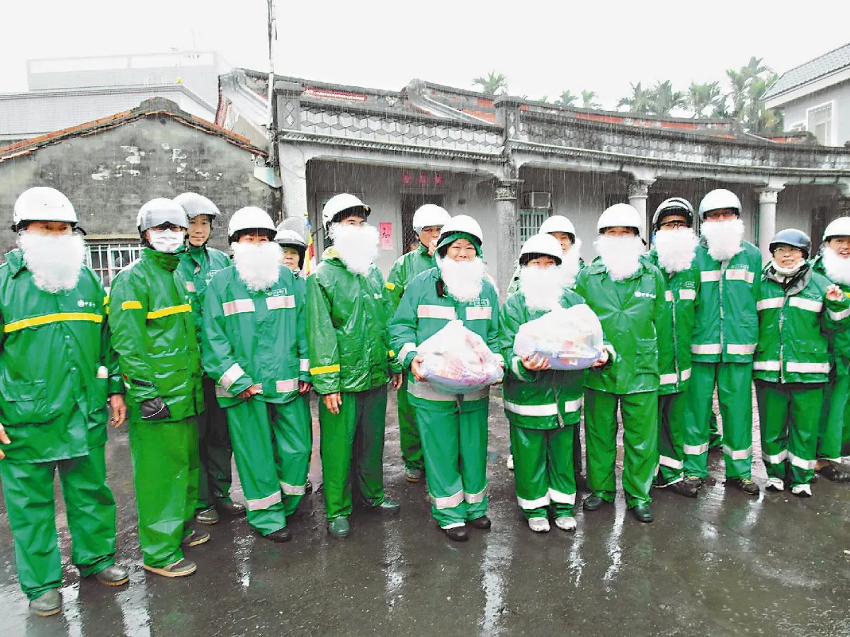 今天不送信 郵差扮耶誕老人 冒雨送愛的禮物