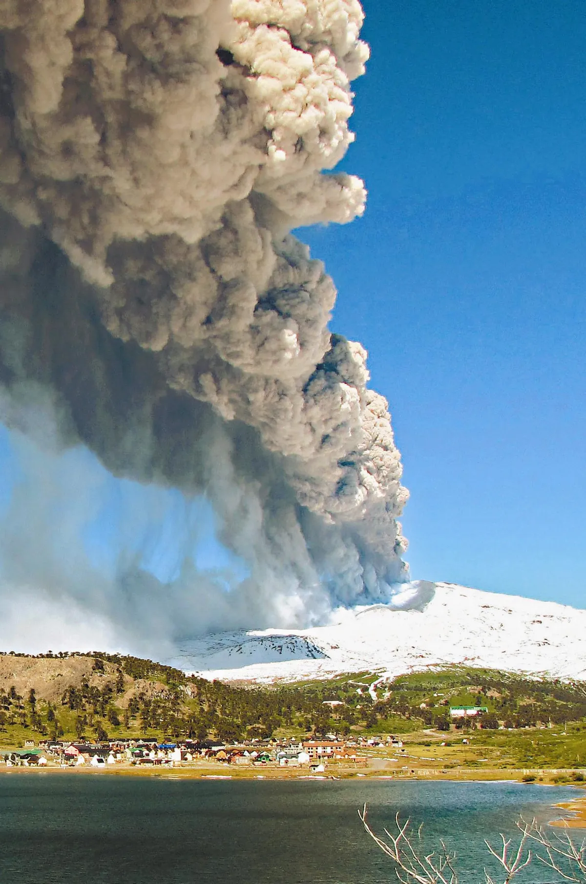 智阿交界 火山噴灰衝天