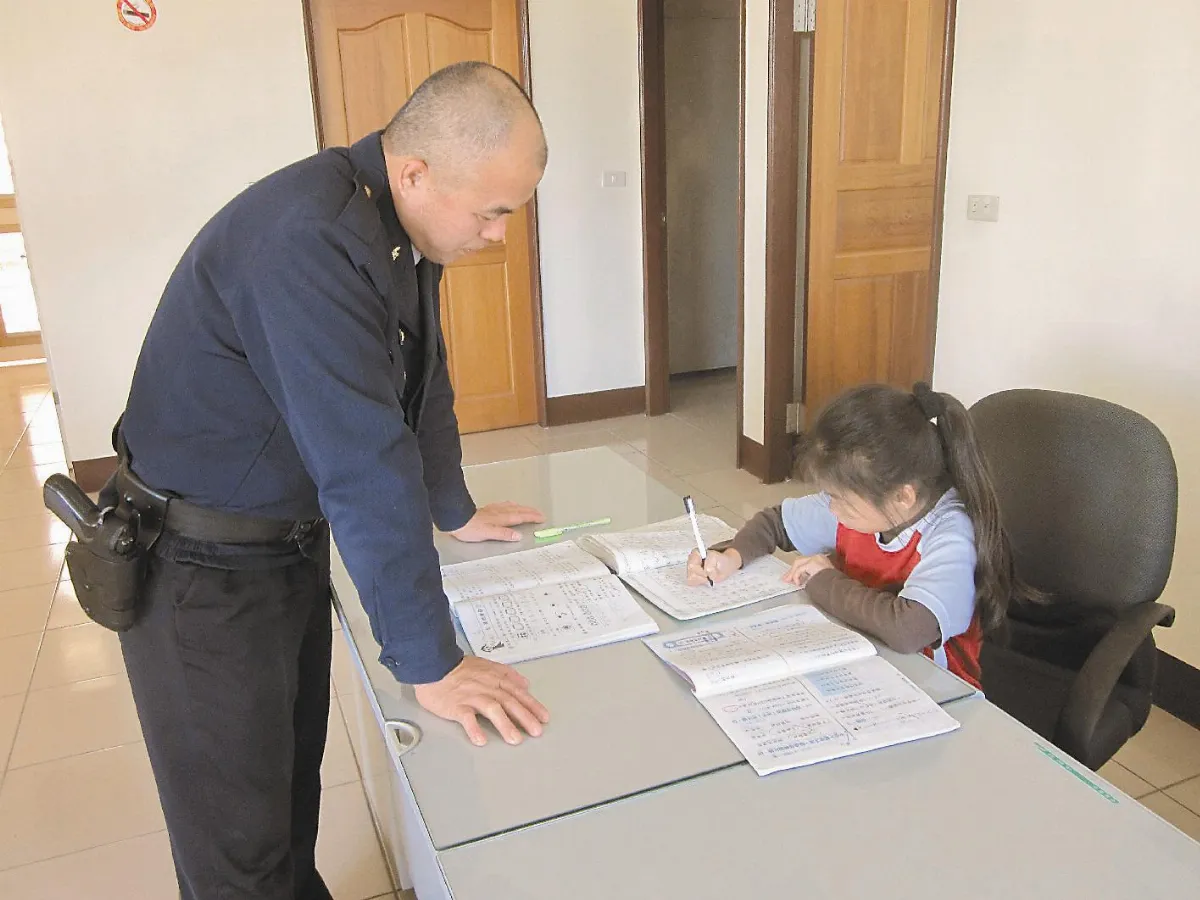 果然是人民保母學生借書寫作業 員警來指導