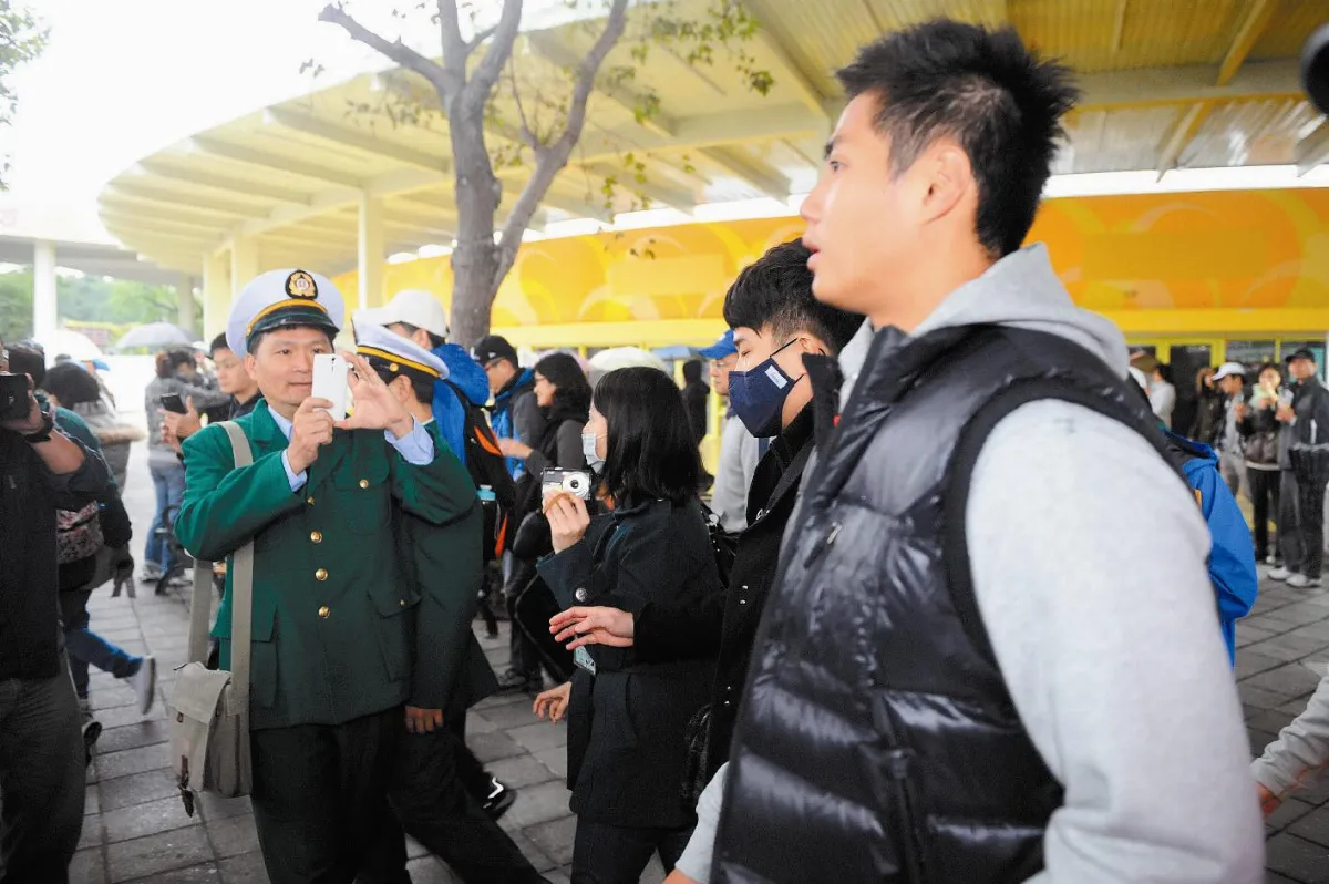 元旦健走 殷仔現身