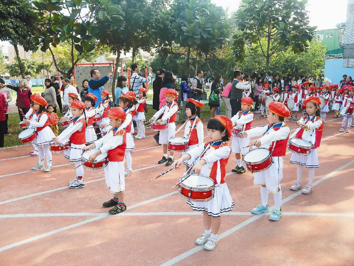 娃娃擊鼓 掌聲熱烈