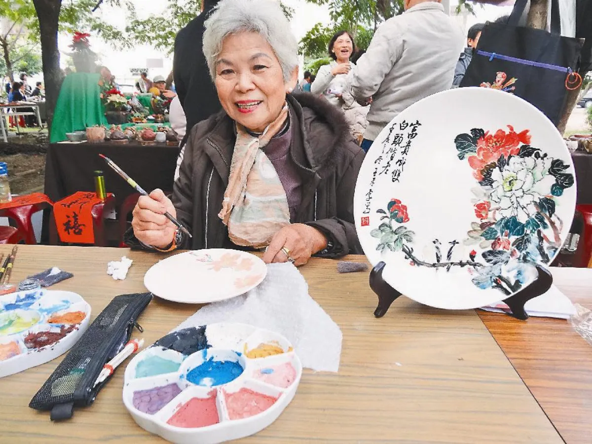 八旬嬤彩釉 功夫了得