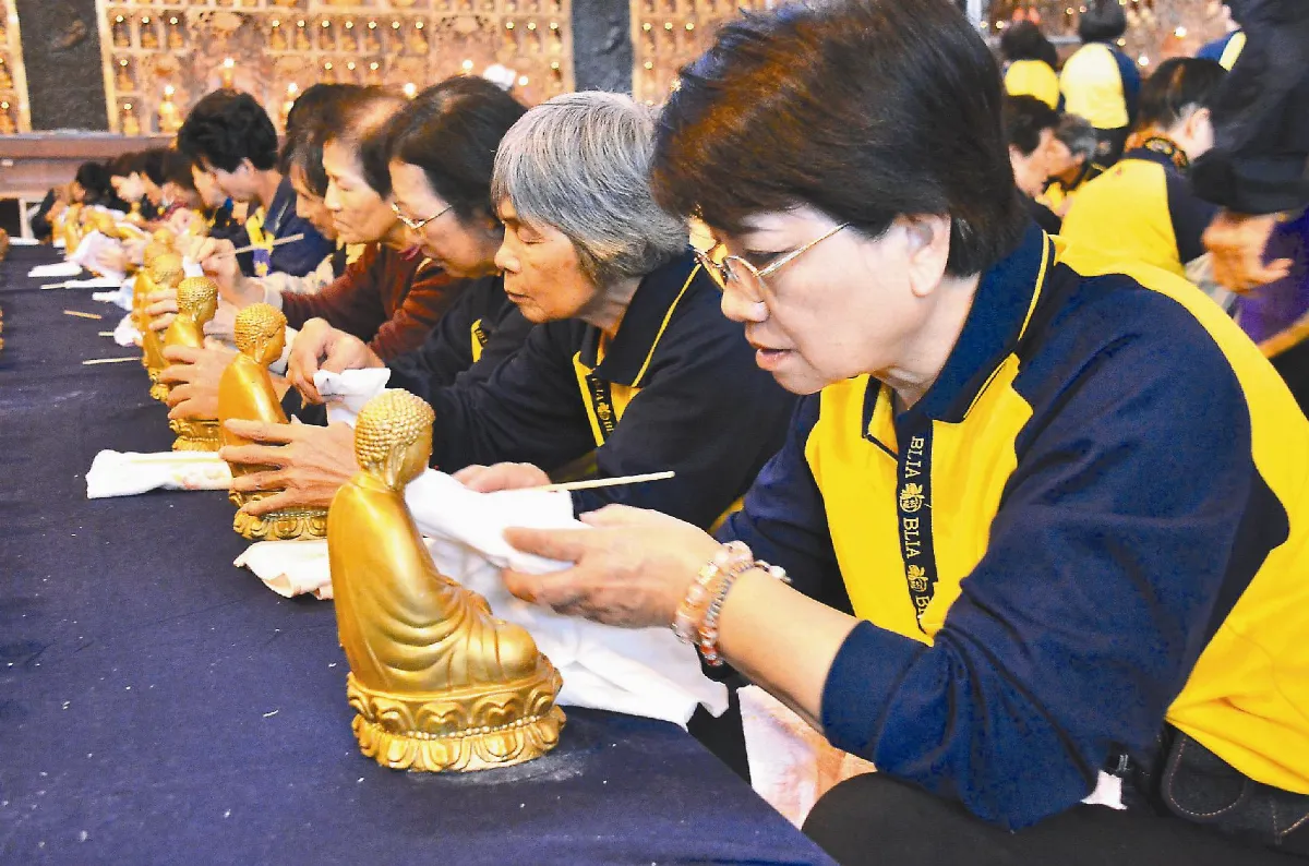 專注清洗1.5萬佛像 就是修禪定