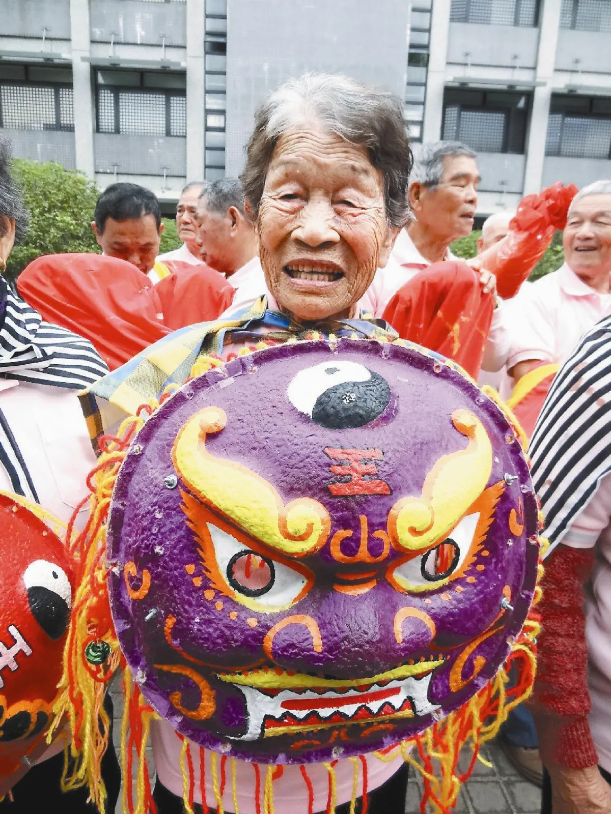 國小同窗聚首 老來一起舞龍