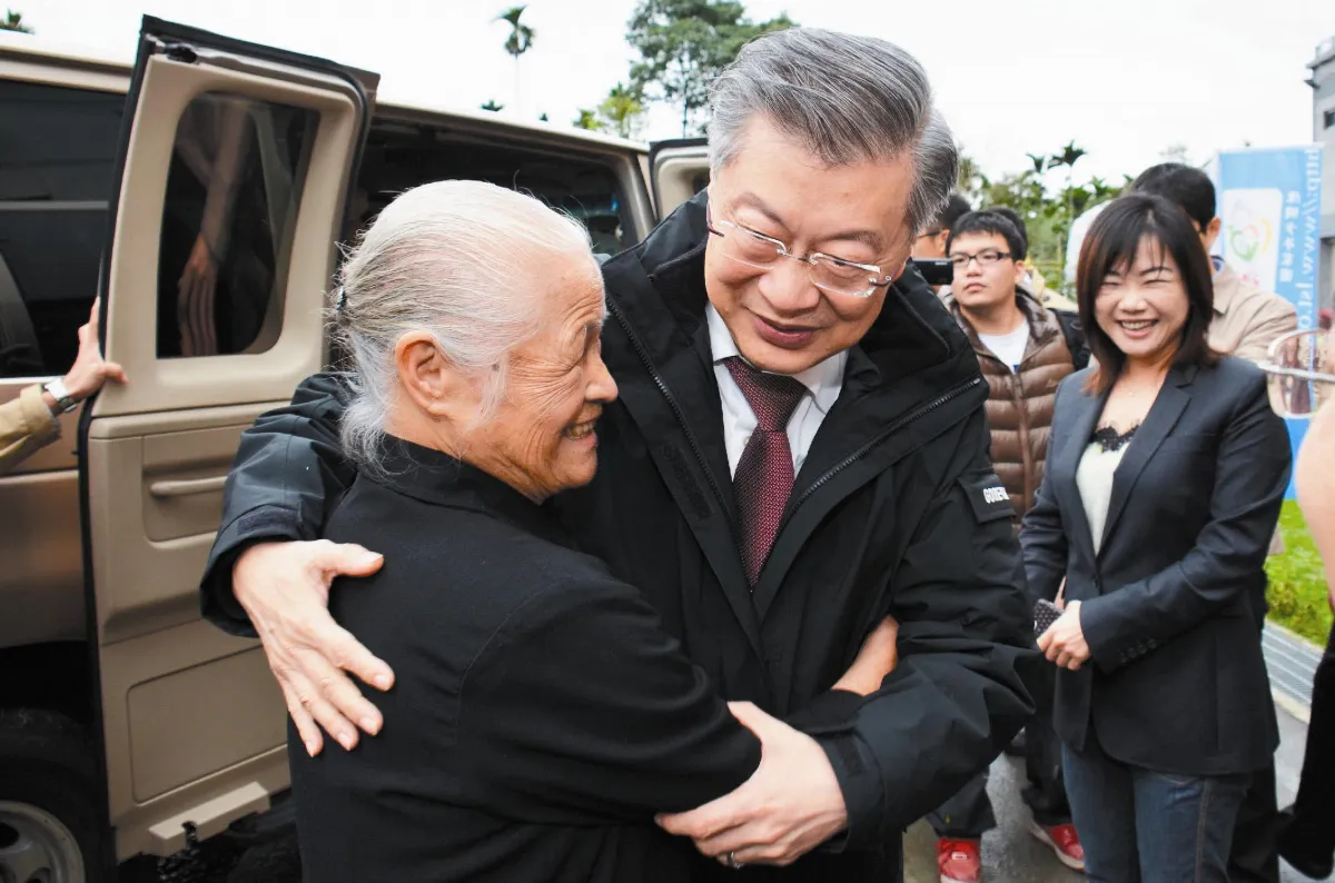 陳揆陳綢相見歡 加菜金助迷途少年