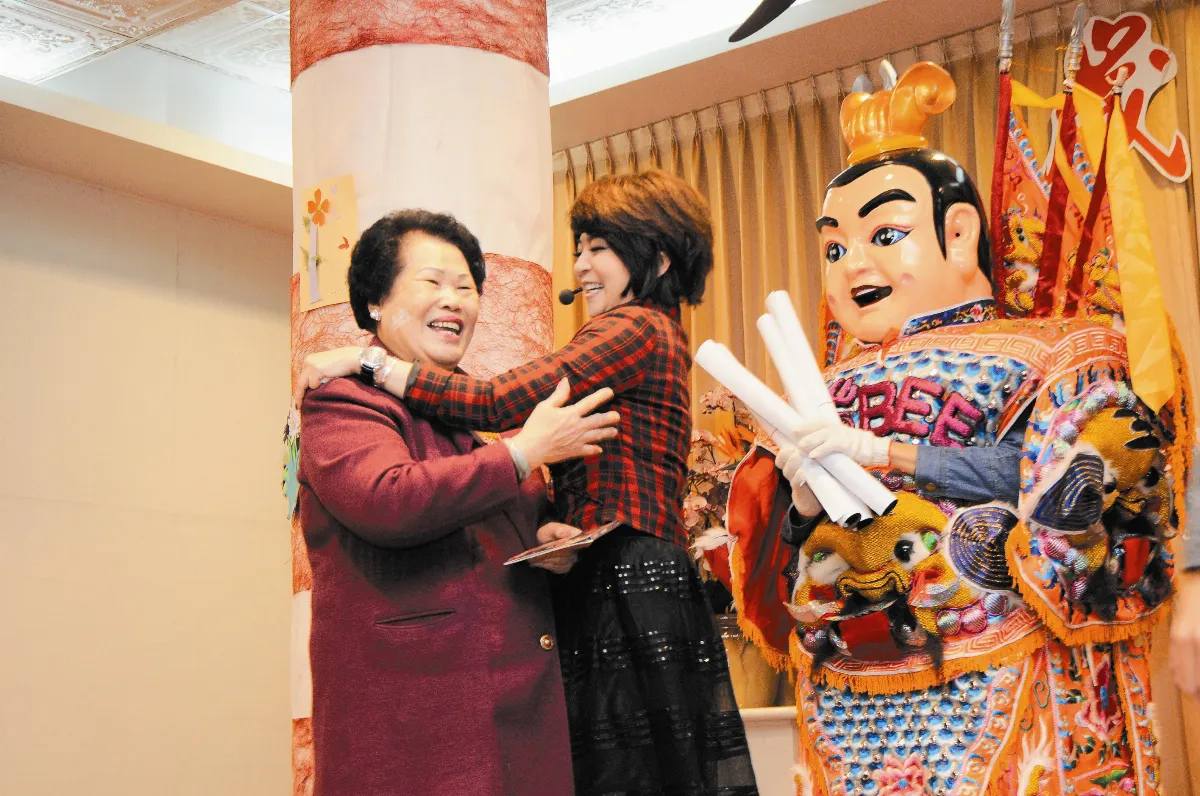 王彩樺義唱 仁愛之家長輩樂翻天