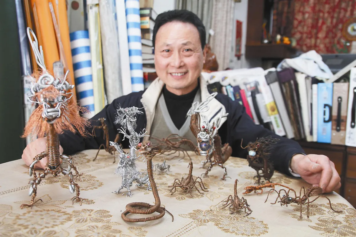 用廢棄銅錫線 徐文光巧編龍蛇