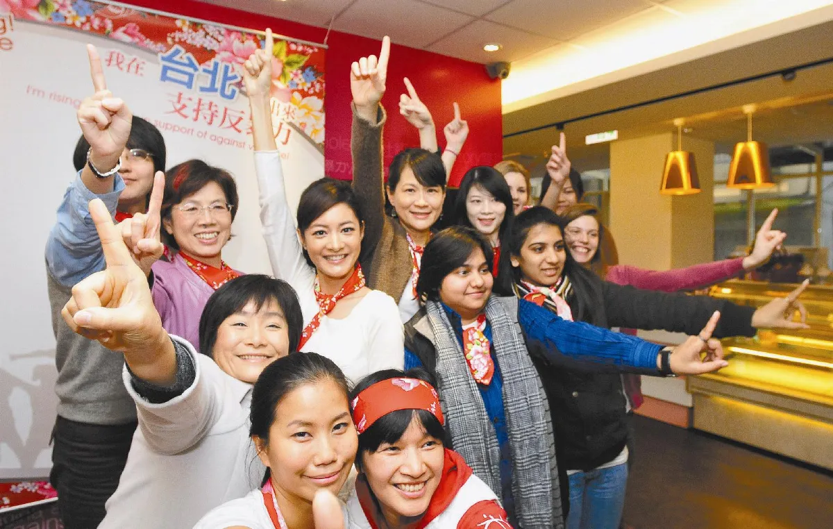 舉食指拍照 情人節反暴力