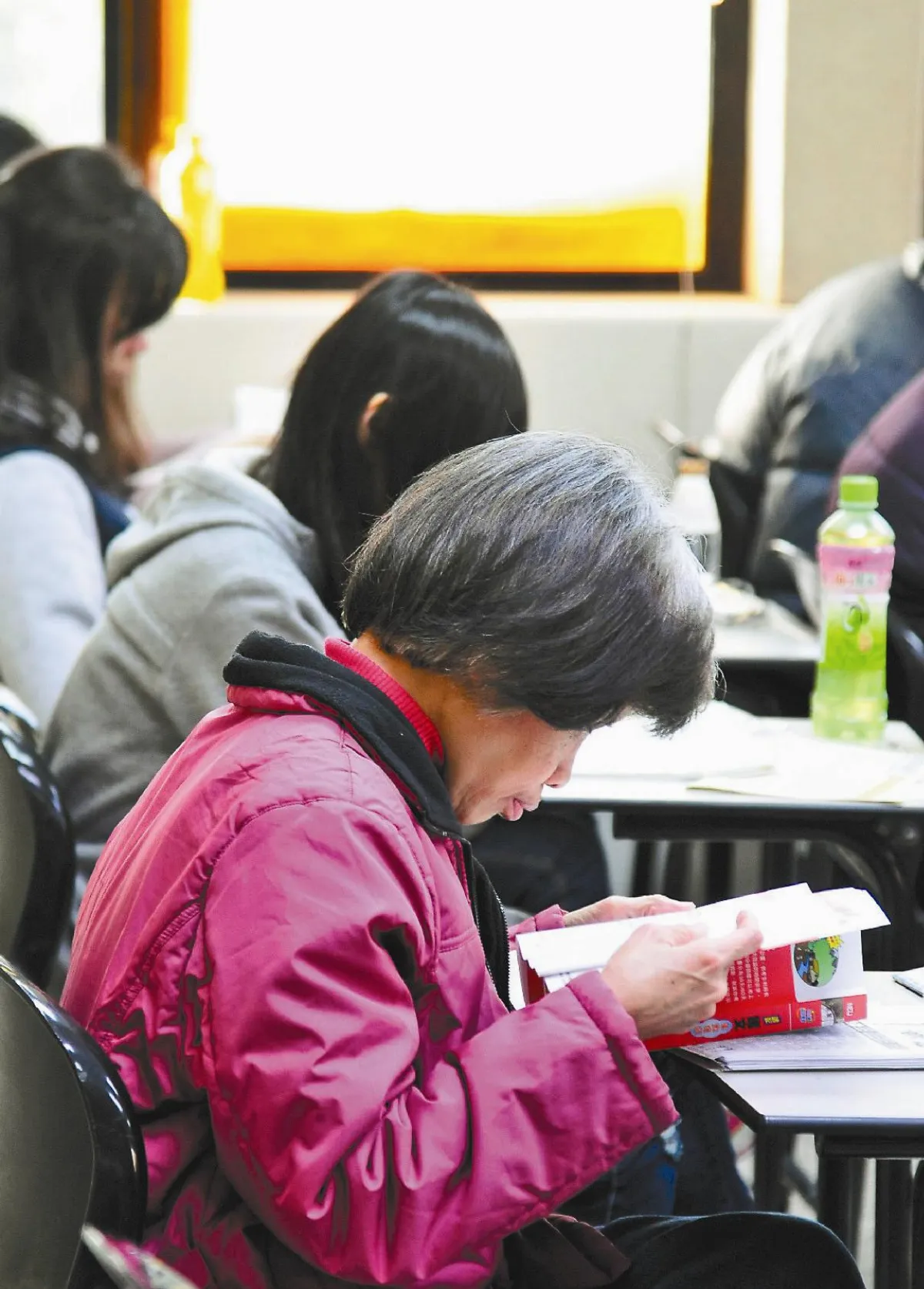 初考登場 博碩士搶鐵飯碗