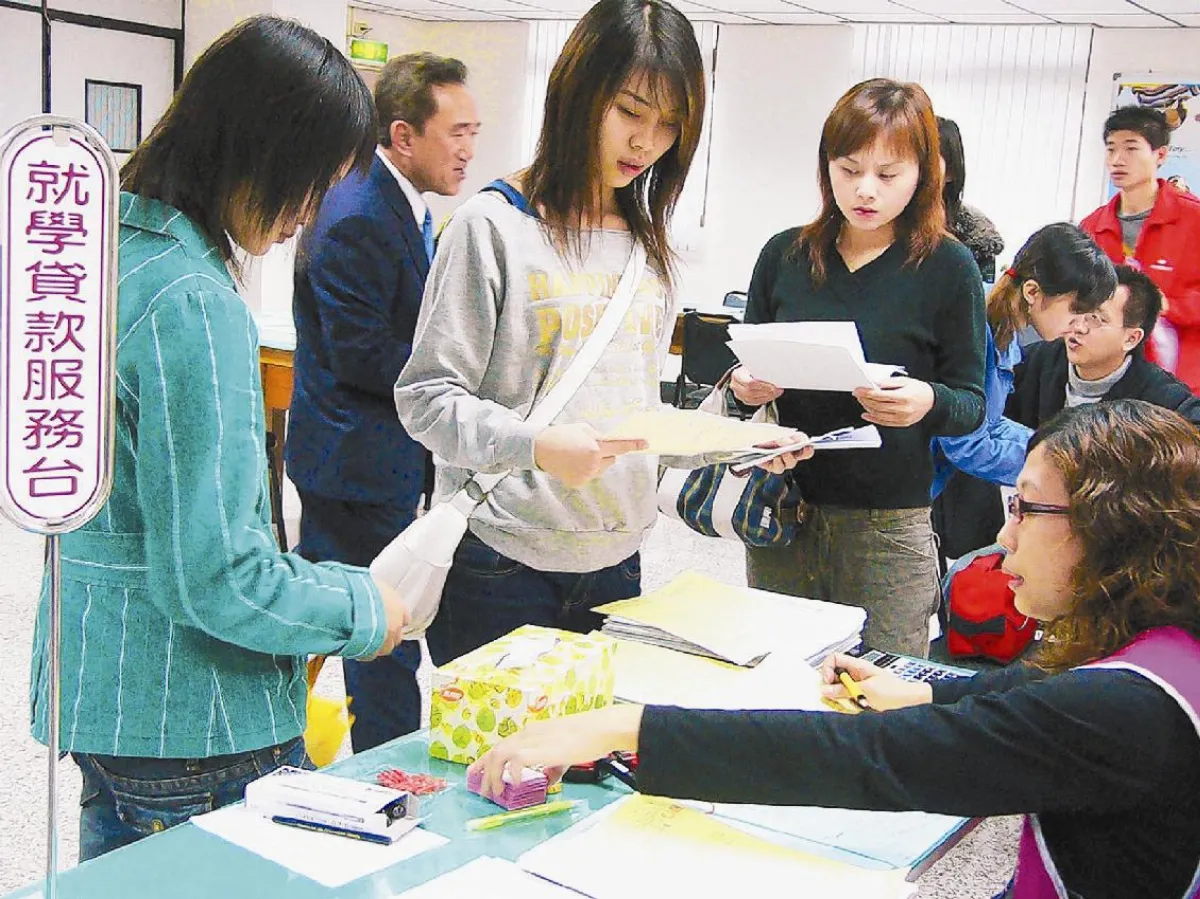 公私立高中職生 前3年免學費
