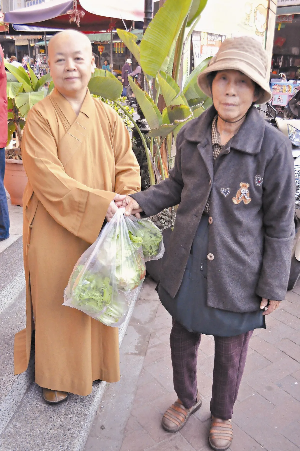 臘八好粥到2  佛光山寺旗山禪淨老街施粥  菜販回贈青菜