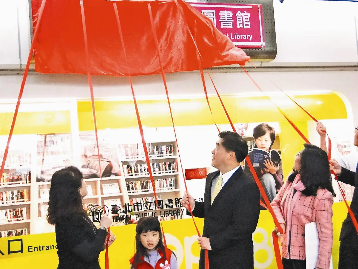 東區地下街圖書館開張 閱讀時尚