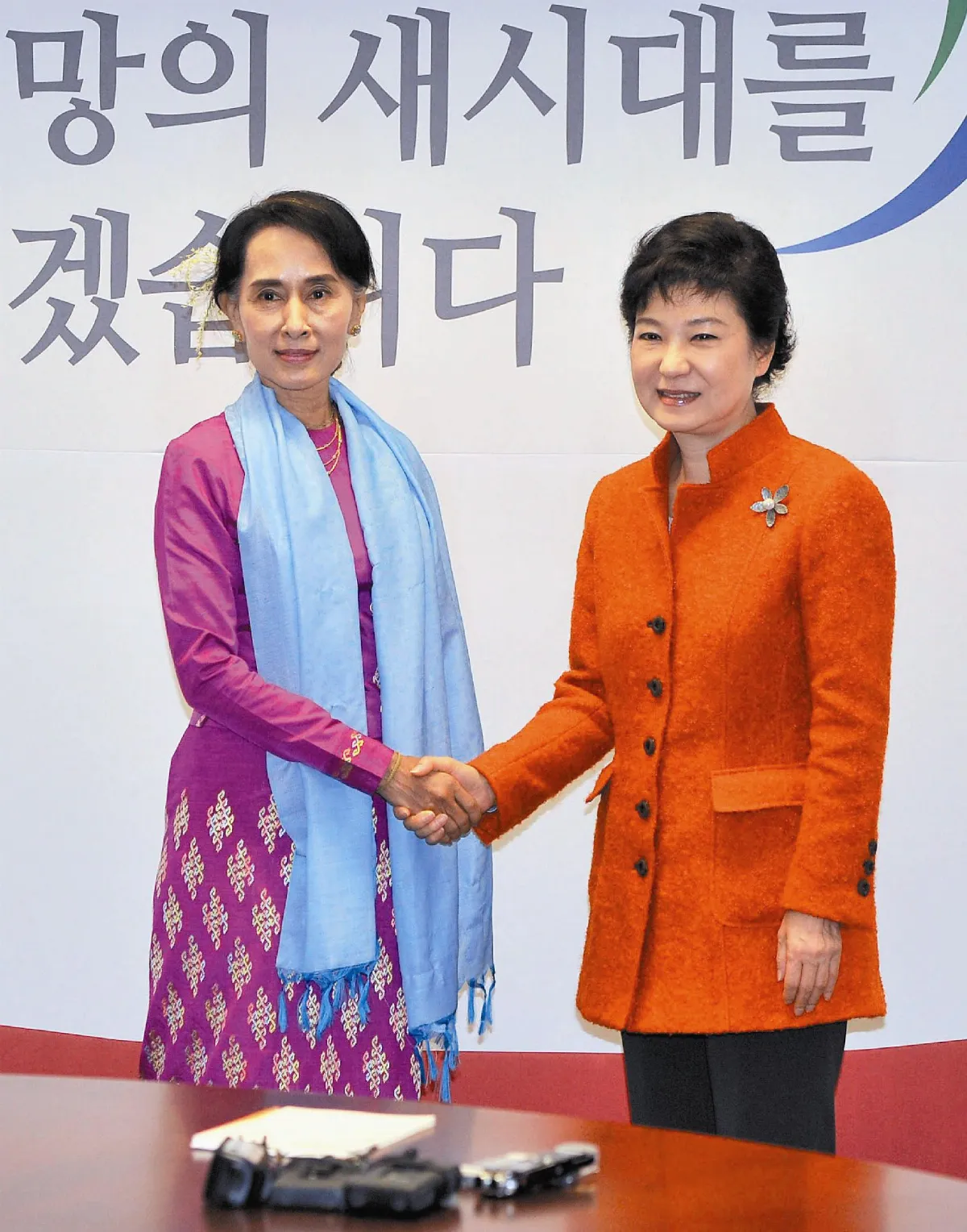 堅強女性闖政壇朴槿惠晤翁山蘇姬 惺惺相惜