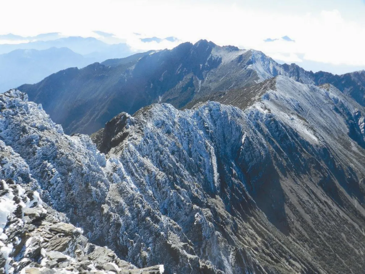 玉山主群峰積雪成冰 2月靜山