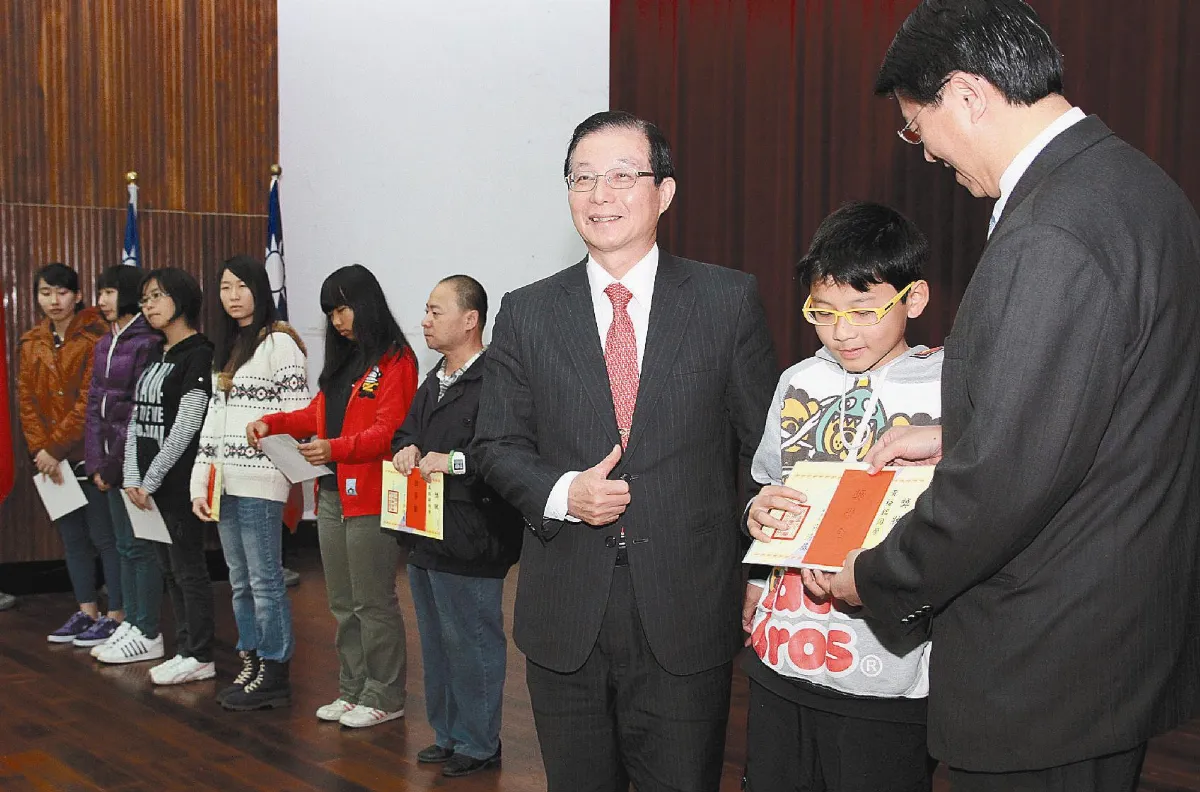 頒清寒獎學金 吳清基勉回饋社會