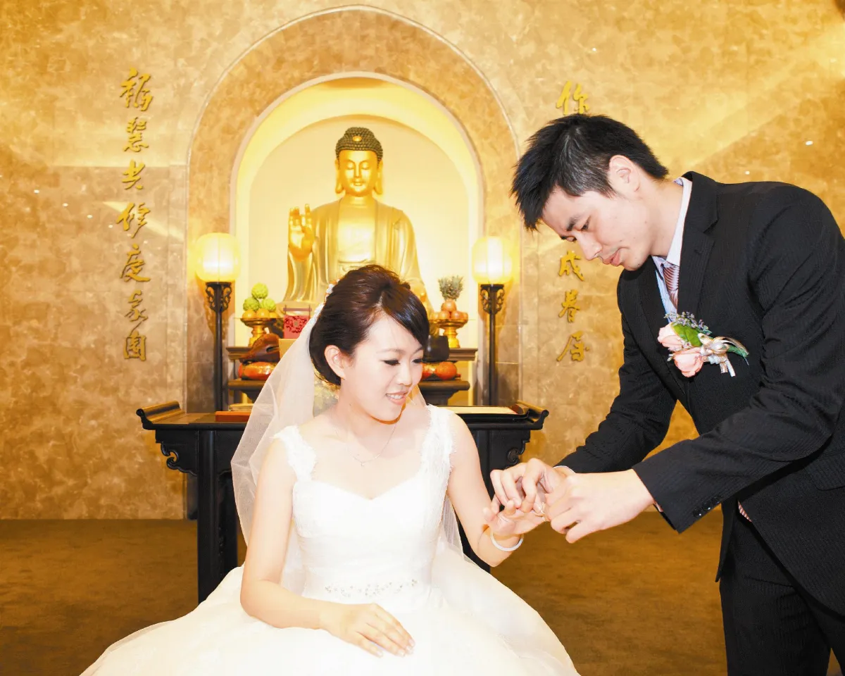 9年愛情長跑 佛館喜氣完婚