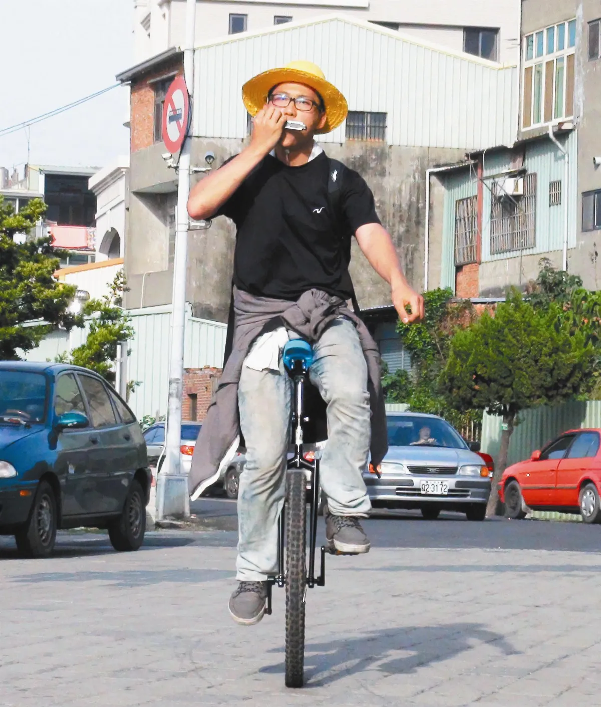 吹口琴 騎獨輪車180公里