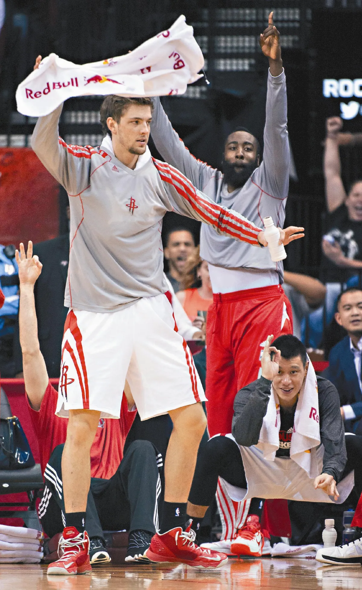 23顆!3分彈滿天飛 火箭轟平紀錄