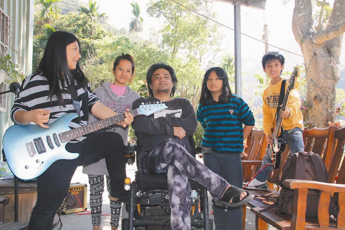 癱瘓爸攜家人玩band 音樂療傷