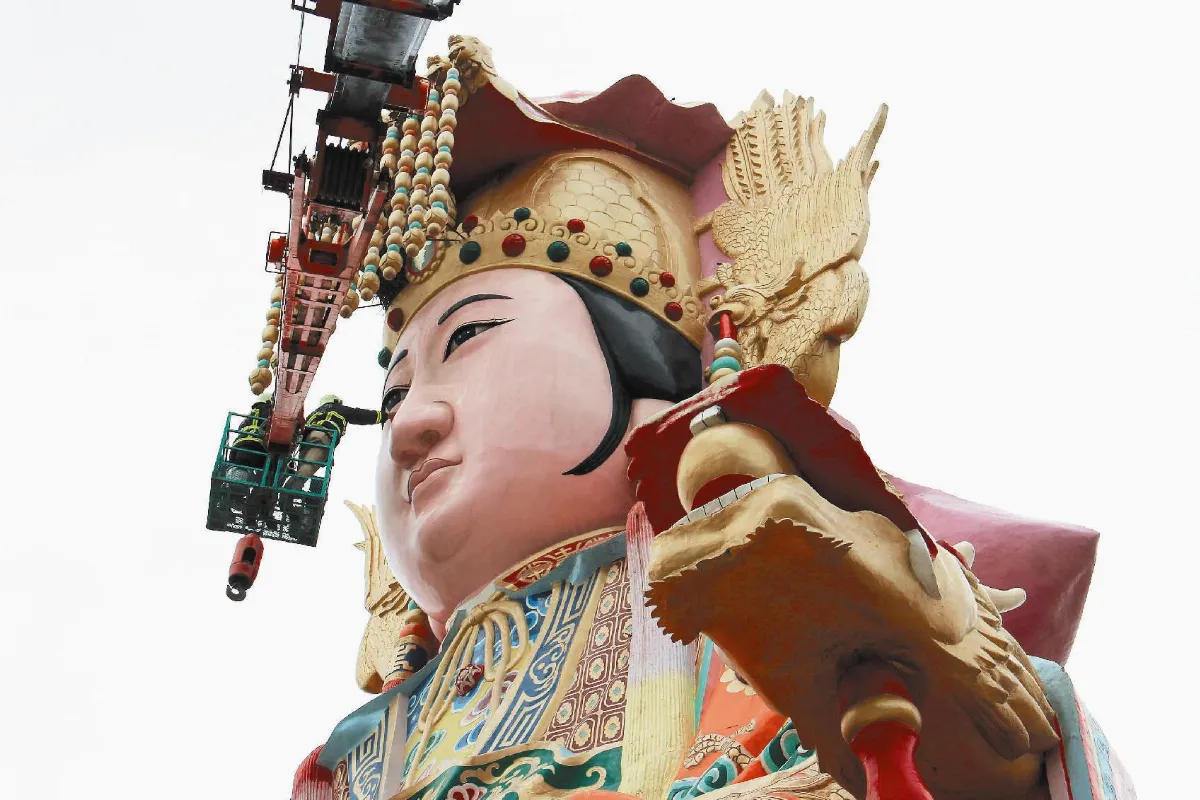 義消升空 為136尺媽祖洗臉