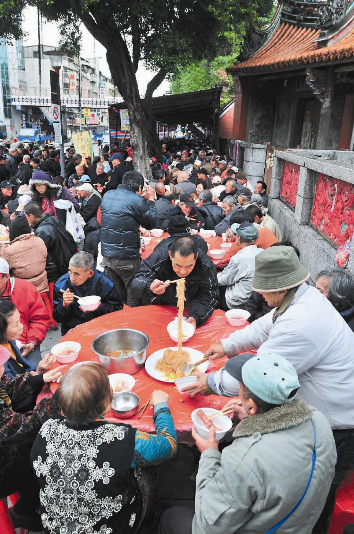 刈包吉流水席宴街友 4天估破千桌