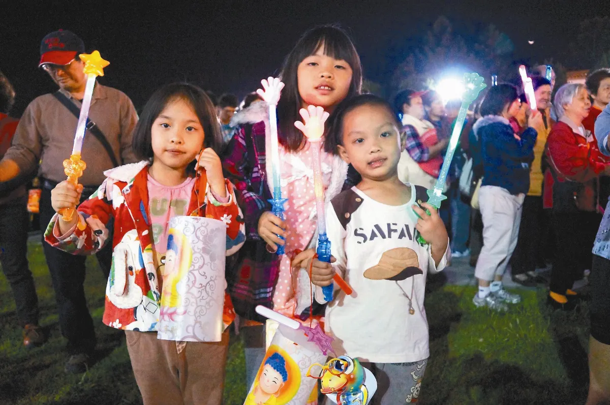 創意提燈遊行 蛇麼燈都亮眼