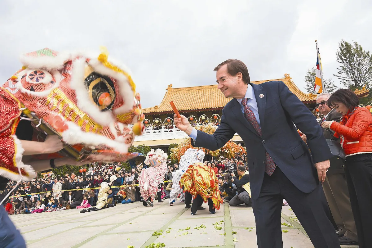 西來寺過年 眾議員與10萬民眾同慶