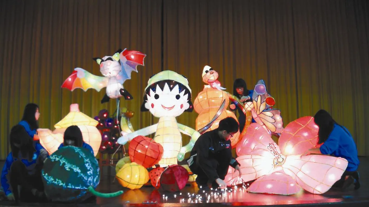 廢燈再利用 變身福氣花燈