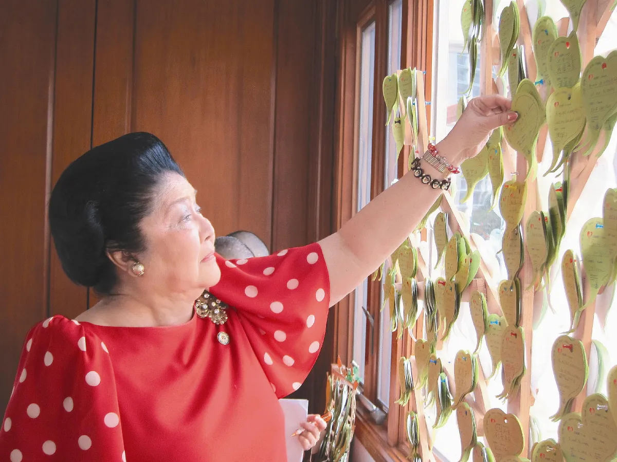 五大洲 同慶中國年  菲萬年寺禮佛  傳奇的伊美黛：我感到舒服自在