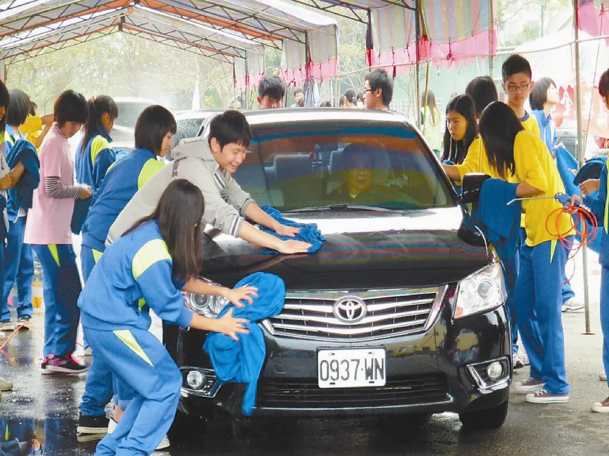 挽衣起袖投身公益台南學子假日洗車