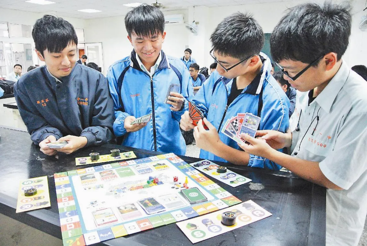 中一中創意金融選修課 玩大富翁學經濟