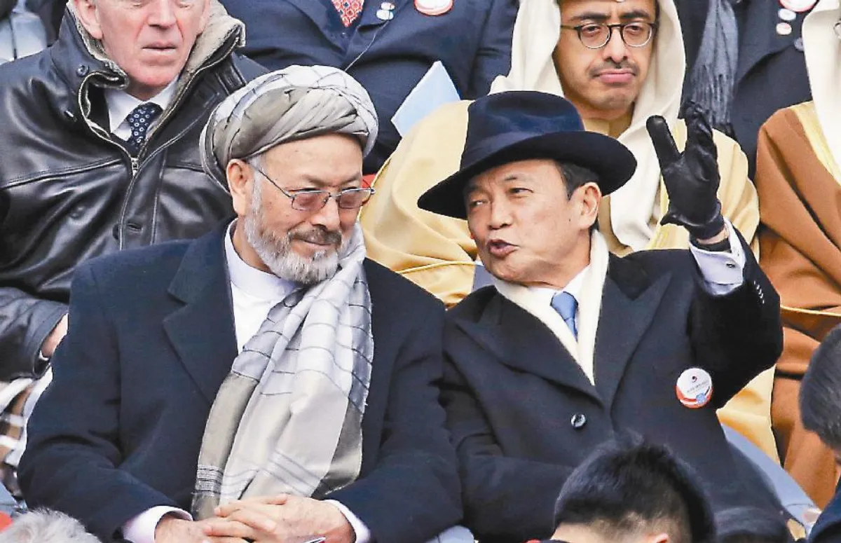 出席朴就職 麻生衣著被指像黑幫